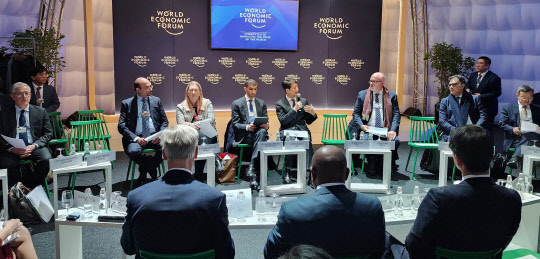 안덕근 산업통상자원부 통상교섭본부장이 1월 19일(현지시간) 스위스 다보스에서 응고지 오콘조 이웨알라지(Ngozi Okonjo-Iweala) WTO 사무총장을 비롯한 52개국 통상장관 및 관계자가 참석한 가운데 열린 'WTO 투자원활화 통상장관회의'를 주재하고 있다. <산업부>